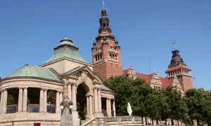Szczecin: majestatyczne Wały Chrobrego z wieżą i budynkiem, gdzie mieści się oceanarium.