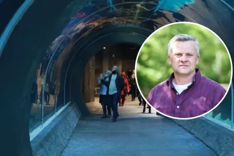 Podwodny tunel w akwarium z ludźmi i portret mężczyzny.