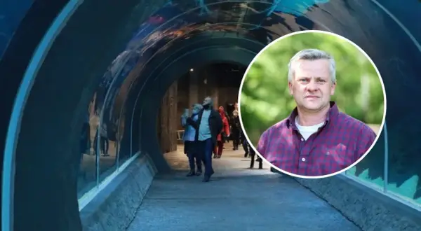 Podwodny tunel w akwarium z ludźmi i portret mężczyzny.