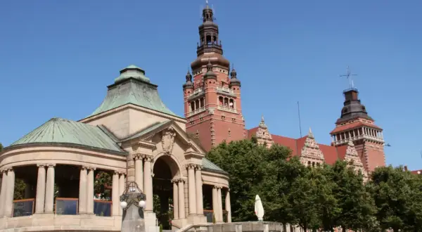 Szczecin: majestatyczne Wały Chrobrego z wieżą i budynkiem, gdzie mieści się oceanarium.