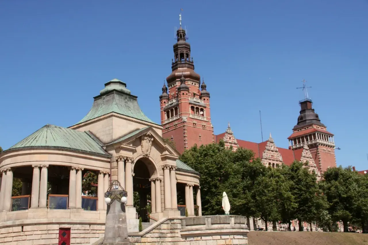 Szczecin: majestatyczne Wały Chrobrego z wieżą i budynkiem, gdzie mieści się oceanarium.